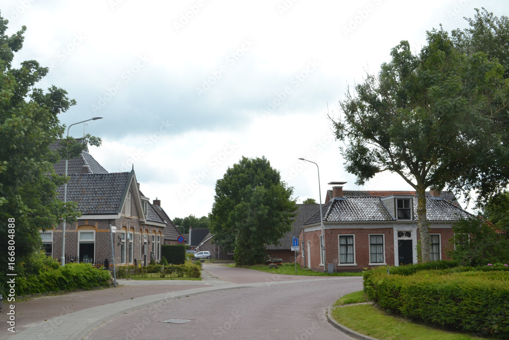 dorpsgezicht in Moddergat en Peasens aan de Waddenzee in Friesland 