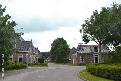 dorpsgezicht in Moddergat en Peasens aan de Waddenzee in Friesland 