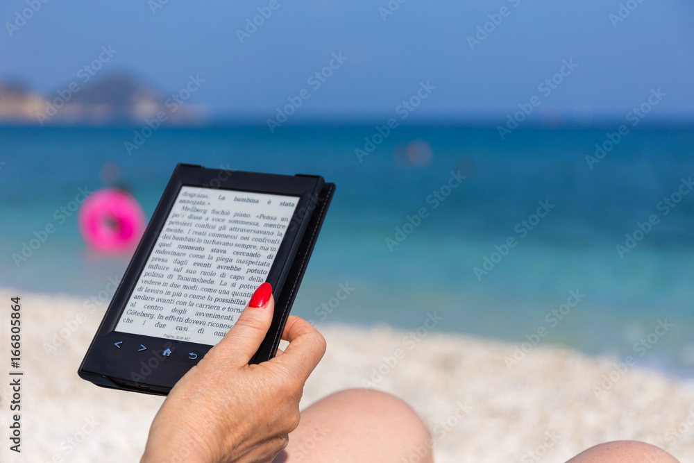 Lettura ebook al mare in spiaggia