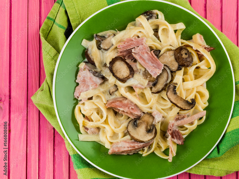 Fotografie Ham and Mushroom Tagliatelle Pasta