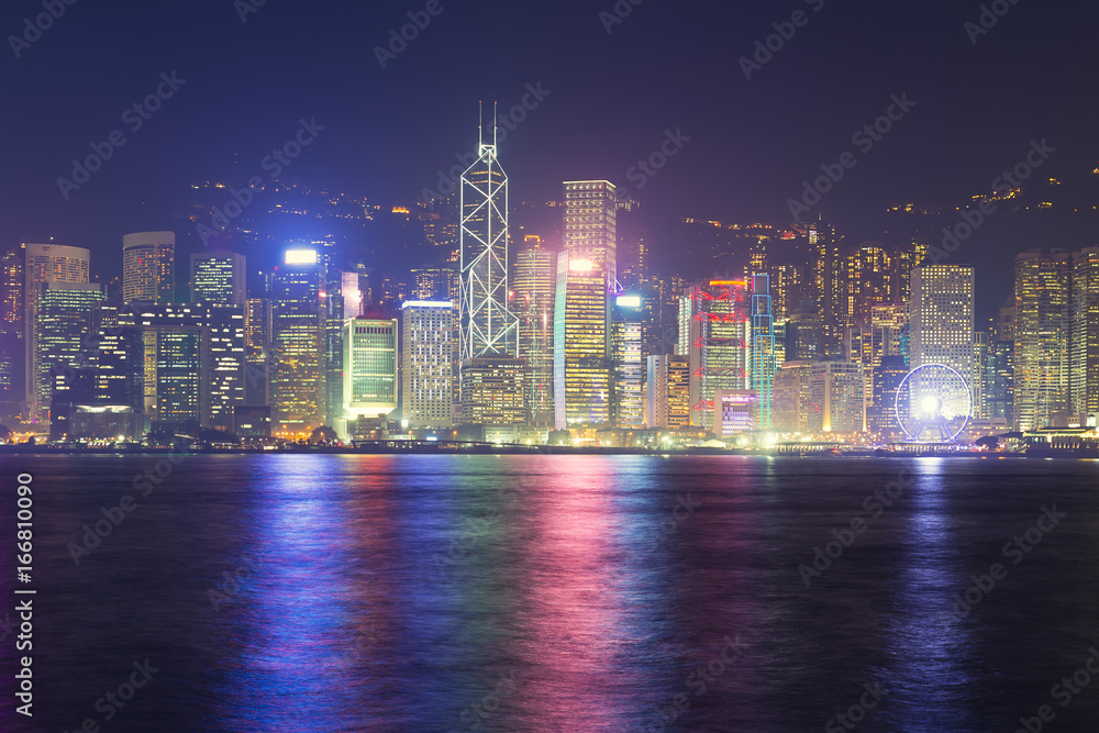 Fototapeta premium Gród i panoramę w porcie Victoria w Hongkongu w nocy.