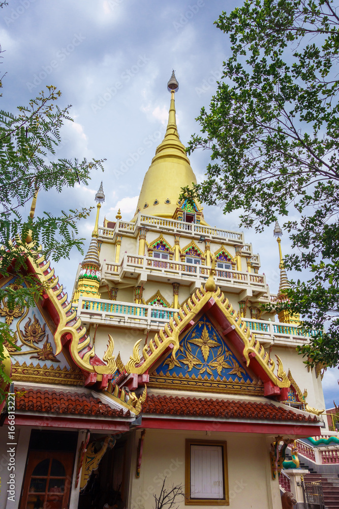 Fototapeta premium タイ バンコク, 第3級王室寺院 , Wat Soi Thong : チャオプラヤー川・ワット・ソイ・トン