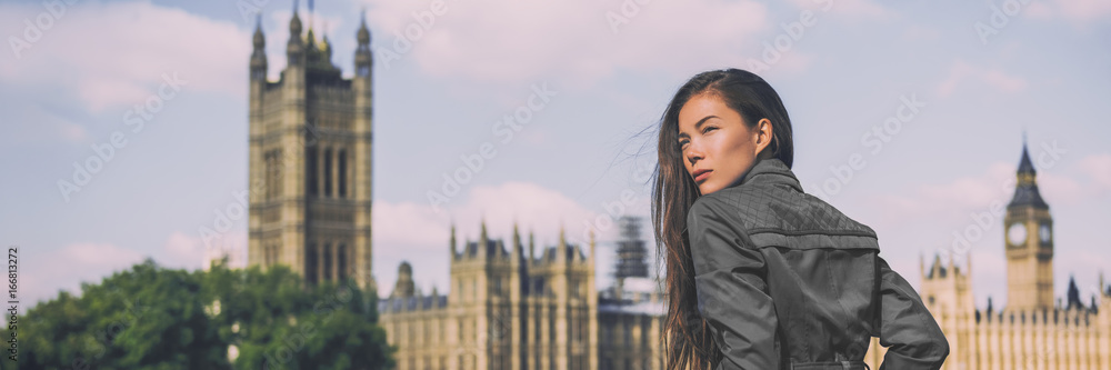 Fototapeta premium Londyńska mody kobieta przy Westminster sztandarem. Azjatycki bizneswoman w szarym żakiecie. Azjatyckie piękno modelu panoramy upraw na zewnątrz dla nagłówka.
