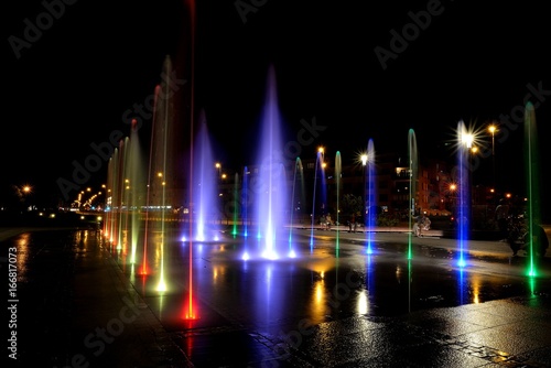 Obraz na płótnie City fountain hot summer night and colorful illuminations w salonie