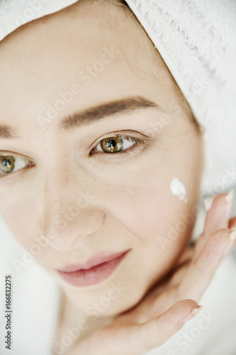 Frau im Bad bei der Gesichtspflege 