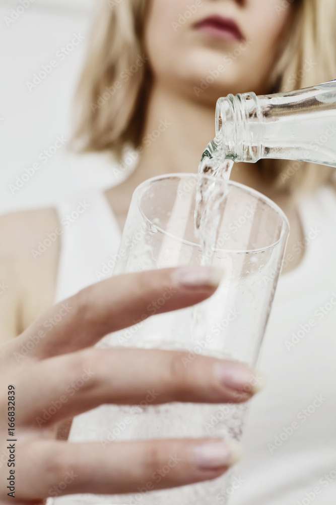 Junge Frau trinkt ein Glas Wasser Junge Frau trinkt ein Glas Wasser