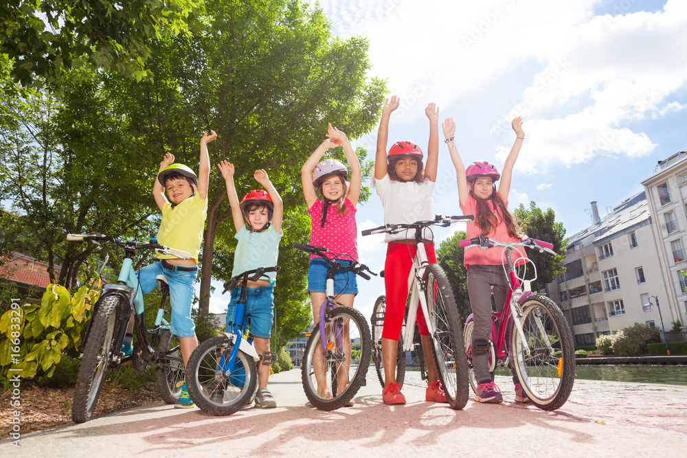 Obraz premium Happy bicycle riders standing in city park