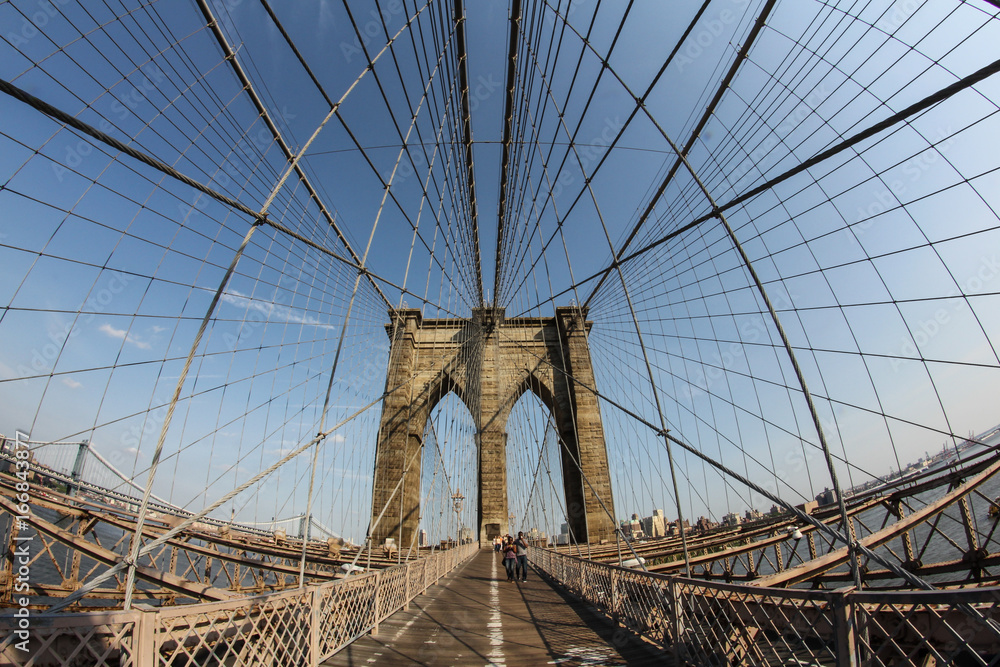 Fototapeta premium Nowy Jork: Widok typu rybie oko na Brooklyn Bridge z widokiem na Brooklyn