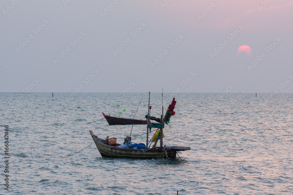 Naklejka premium thai fishing boat on the sea after sunset