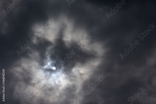 雲から透けて見える太陽「空想・雲のモンスター（太陽が目・下を見るオオカミや犬などのイメージ）」警戒、先頭に立つ、偵察する、リーダー、勝利に導く、成功に導くなどのイメージ