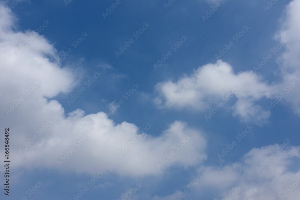青空と雲「空想・雲のモンスターたち」出会いを求めてさすらう、出会う、行き交う、家族の絆、ファミリー、親子連れなどのイメージ