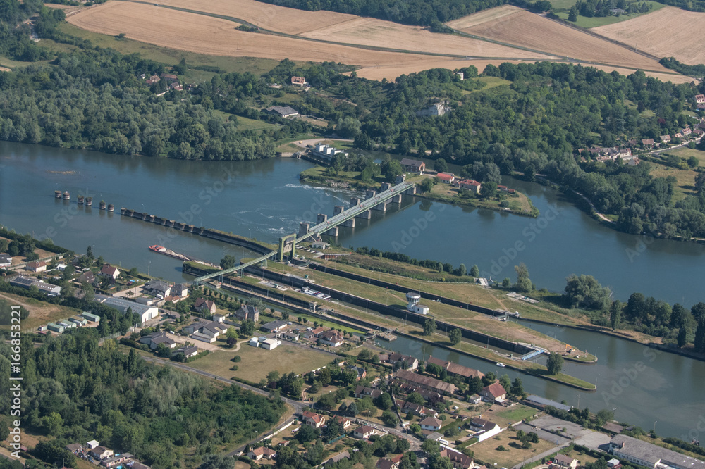 Fototapeta premium Vue aérienne de l'écluse de Notre-Dame de la Garenne en France