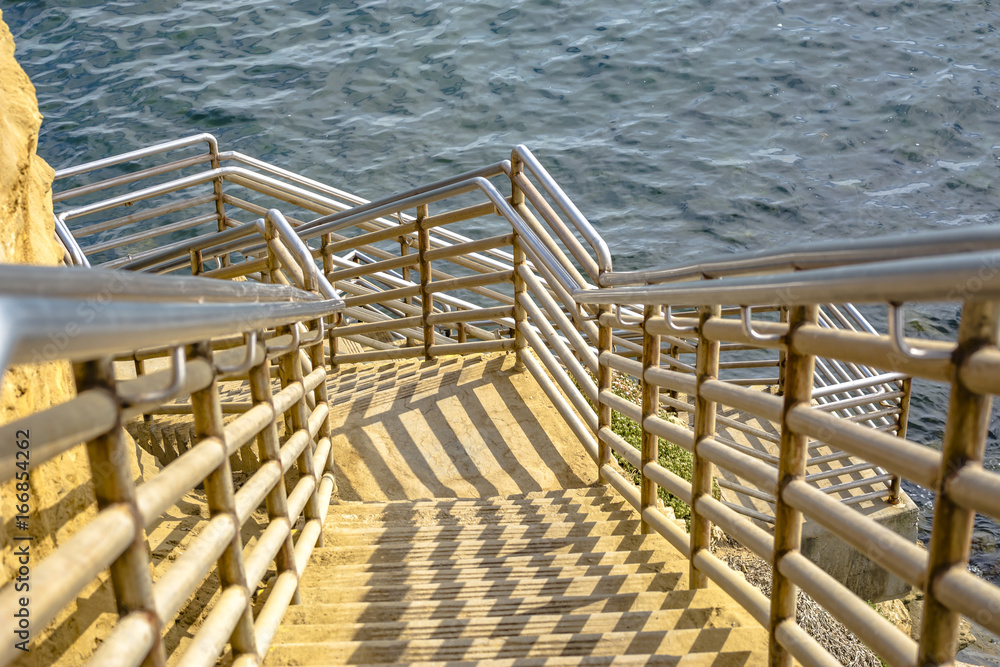 Obraz premium Stairs down to the ocean in Point Loma, California