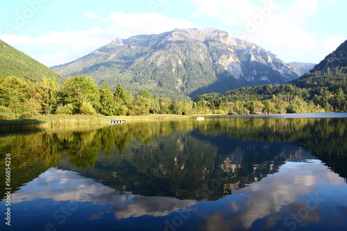 Fototapeta Naklejka Na Ścianę i Meble -  Schöne Spiegelung der Berglandschaft in See