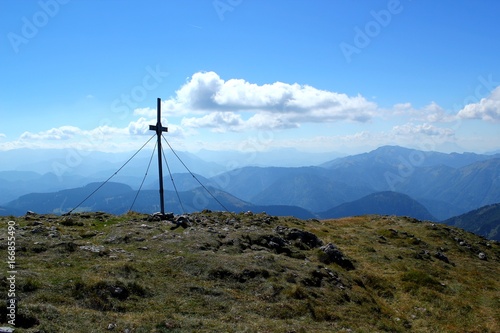 Traumhafte Aussicht in den Bergen mit Gipfelkreuz