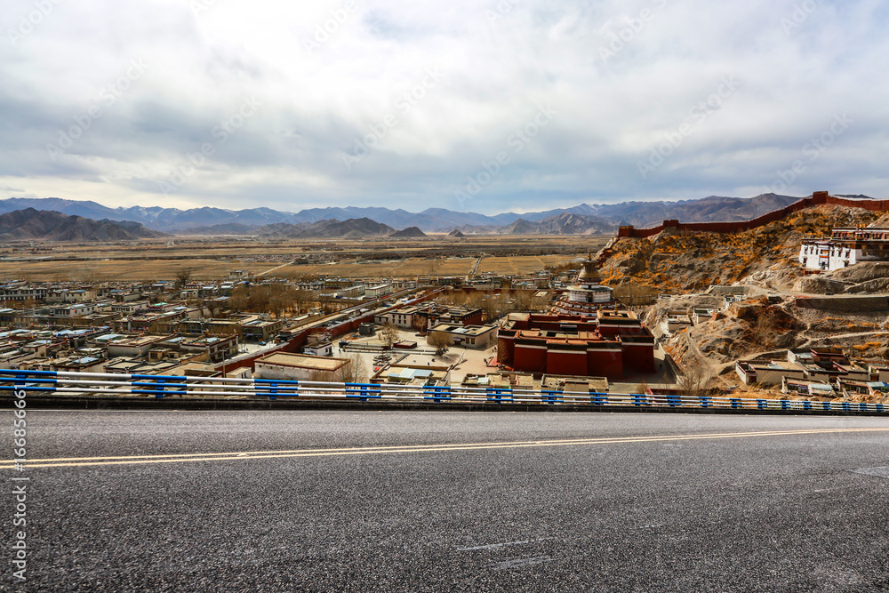 Fototapeta premium curve highway road in tibet