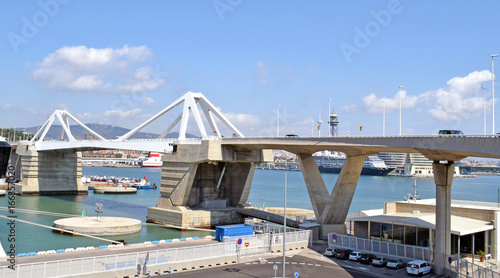 Puente elevadizo  en puerto de Barcelona © luzimag