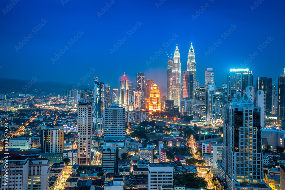 Naklejka premium Piękny pejzaż nieba noc sceny w panoramę miasta Kuala Lumpur, Malezja