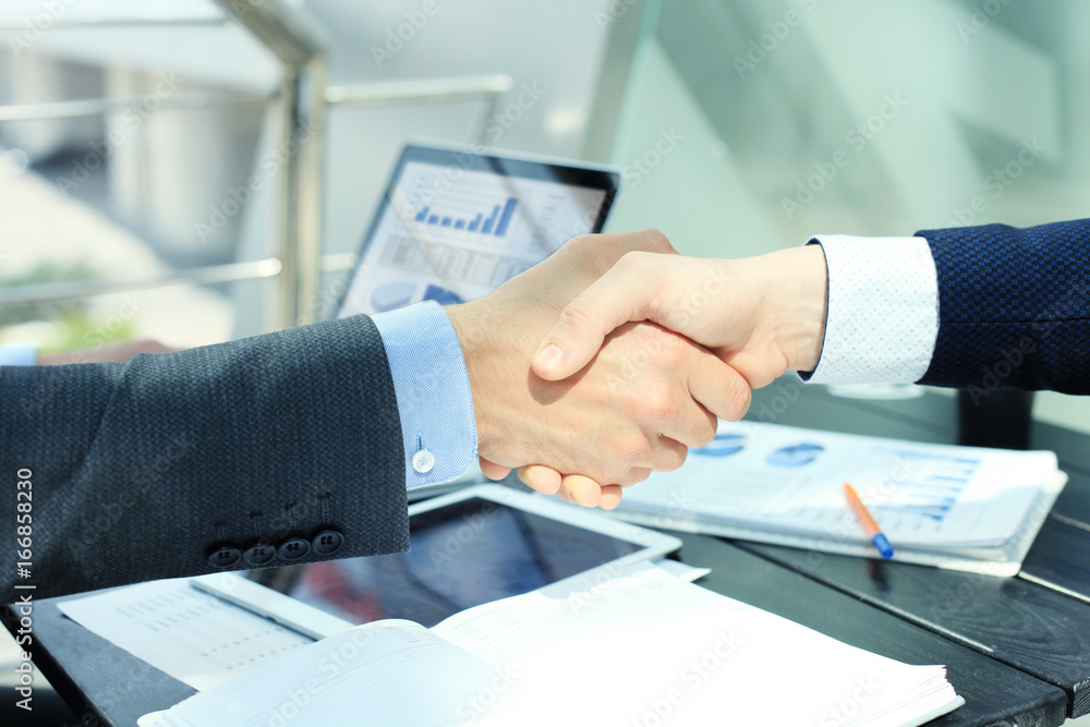 Obraz premium Business people shaking hands, finishing up a meeting.