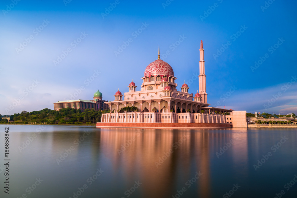 Fototapeta premium Putra mosque during sunset sky, the most famous tourist attraction in Malaysia.