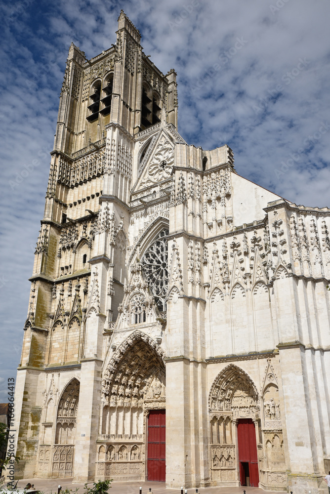 Façade de la cathédrale d'Auxerre en Bourgogne, France