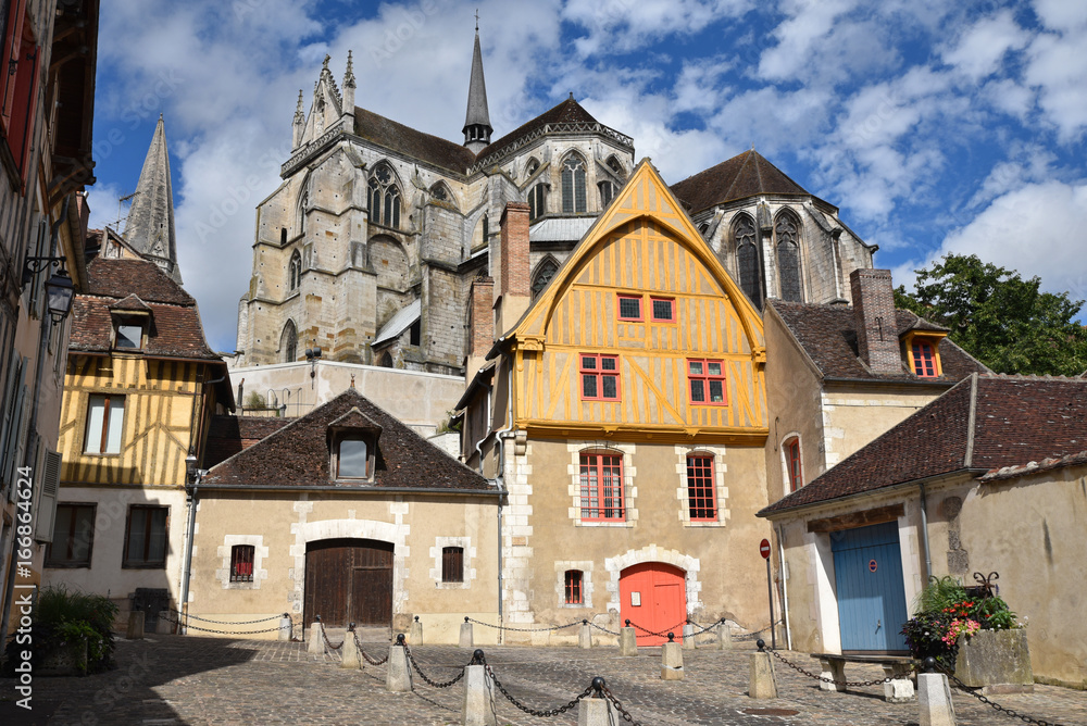 Abbaye Saint-Germain et maisons à pans de bois à Auxerre en Bourgogne, France