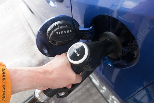 ディーゼル燃料の給油 Supply diesel fuel to car