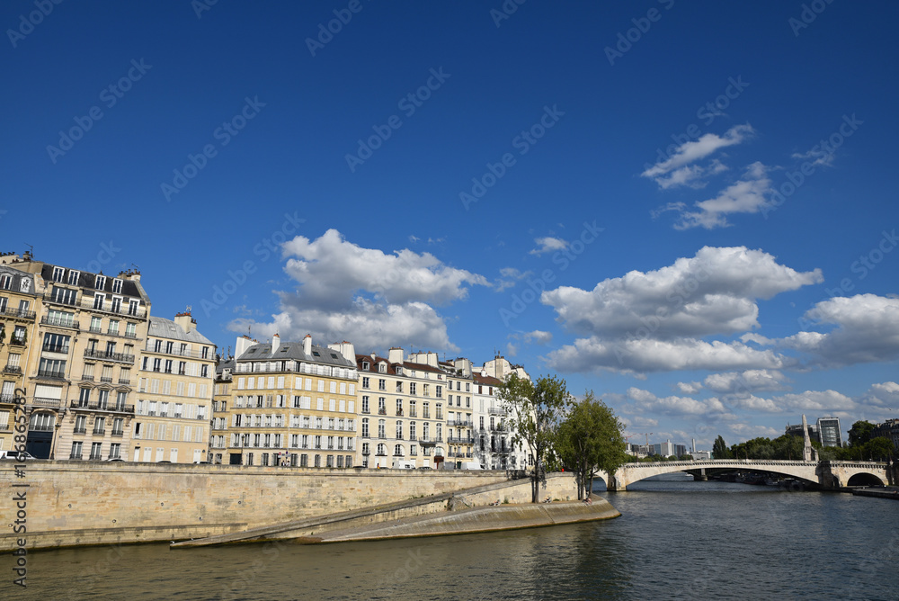 Quais de Seine de l'île Saint-Louis en été à Paris, France
