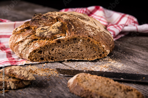 Urkorn Brot aus Dinkel, Emmer und Einkorn auf Holz photo