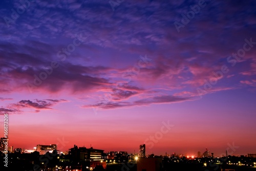 幻想的なマジックアワーと街並み