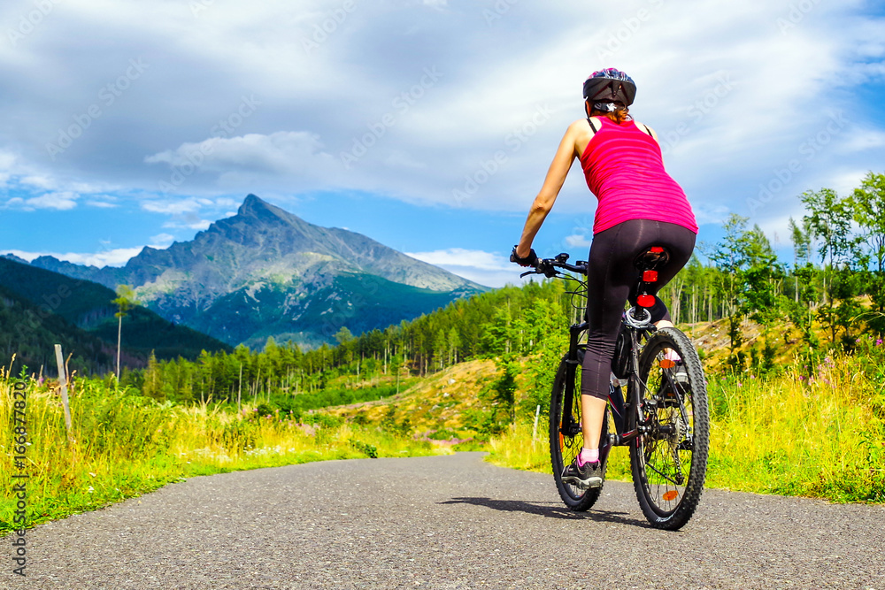 Obraz premium Woman on bike enjoy beautiful nature