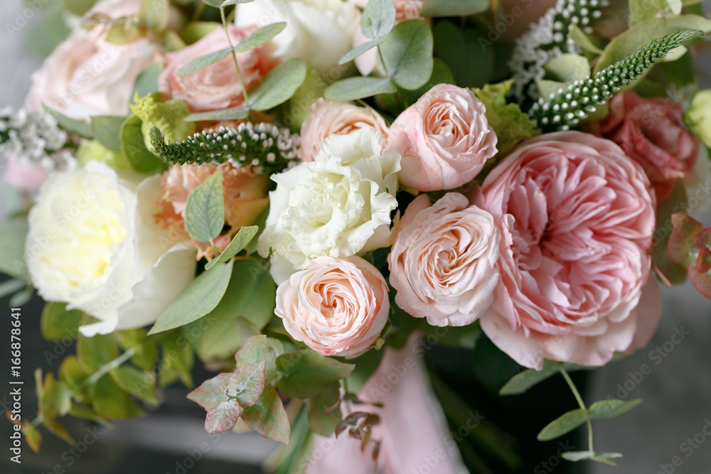 Obraz premium Spring bouquet of mixed flowers on vintage gray wall background behind