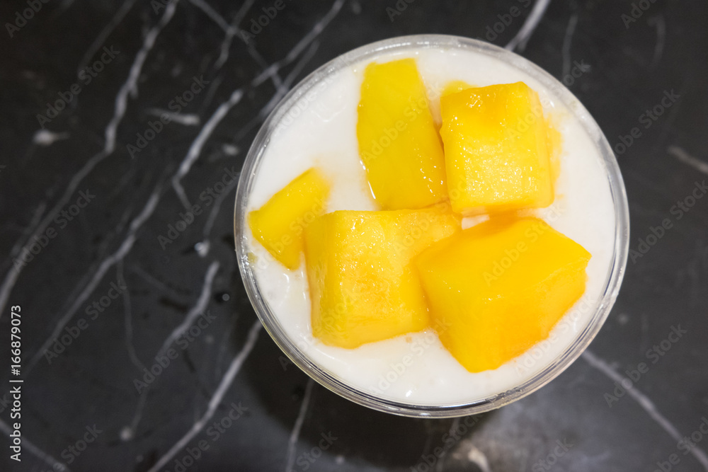 Fresh yogurt pudding with mango slices