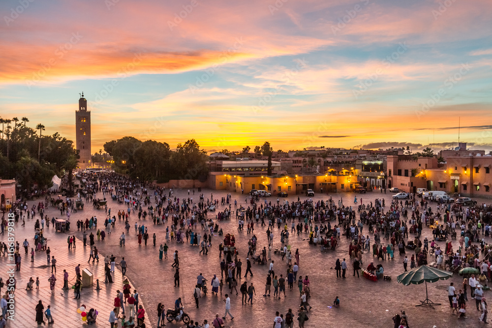 Fototapeta premium Rynek Jamaa el Fna, Marrakesz, Maroko, Afryka Północna. Jemaa el-Fnaa, Djema el-Fna lub Djemaa el-Fnaa to słynny plac i rynek w medynie Marrakeszu.