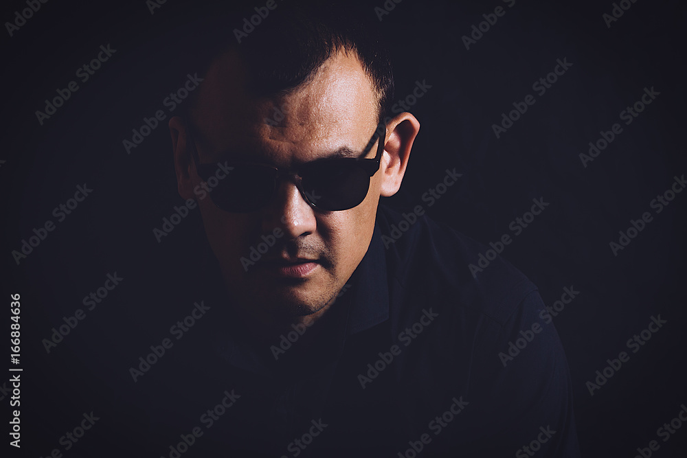 Fototapeta premium Portrait eines Mannes auf schwarzem Hintergrund
