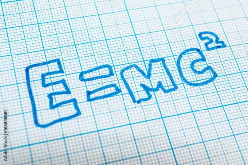 Naklejka E = mc2 in the notebook in the cell.