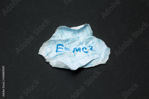 Plakat w ramie Cheat sheet on physics. E=mc2