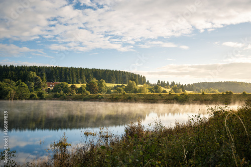 Sonnenaufgang an der Talsperre im Harz mit Nebel