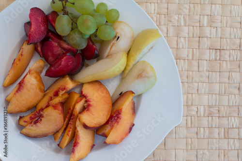 Obstplatte im Sommer, aufgeschnitten photo