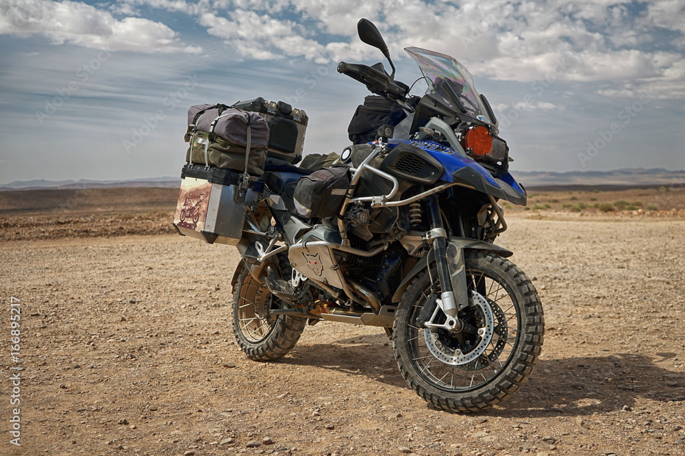 Fototapeta premium Mit dem Tourenmotorrad durch die Wüsten Afrikas