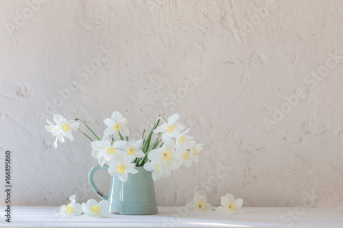 Fototapeta Naklejka Na Ścianę i Meble -  daffodils in jug on white background