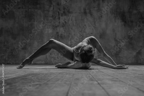 Fototapeta Młoda piękna tancerka pozuje w studio
