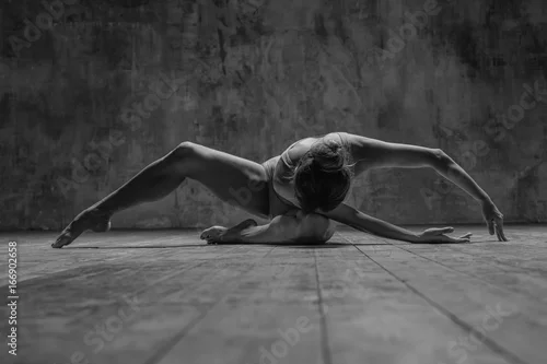 Obraz Młody piękny tancerz pozuje w studiu