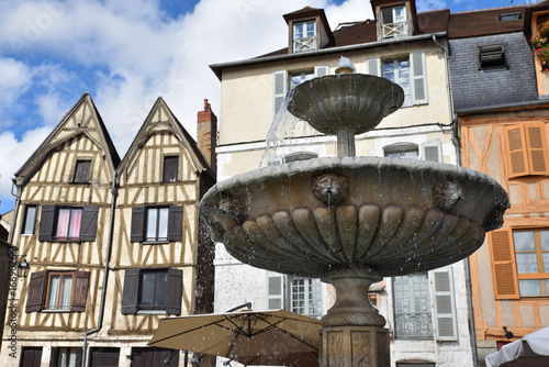 Fontaine de la place Saint-Nicolas à Auxerre en Bourgogne, France