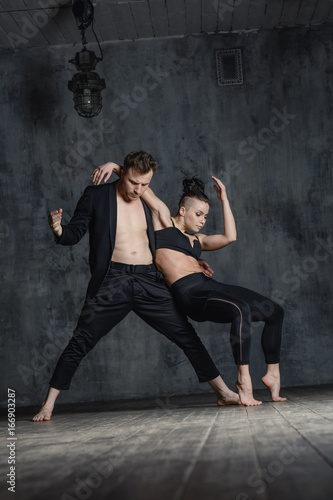 Couple of ballet dancers posing in studio © Alexander Y