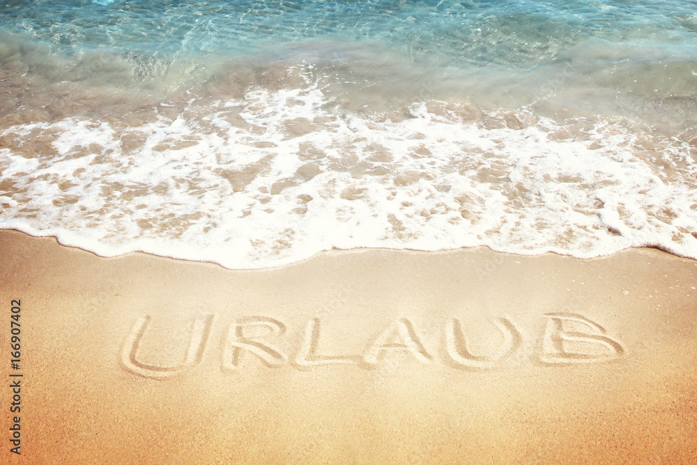 Fototapeta premium Urlaub geschrieben auf dem Sand