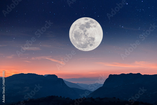 Atardecer en la montaña con luna llena
