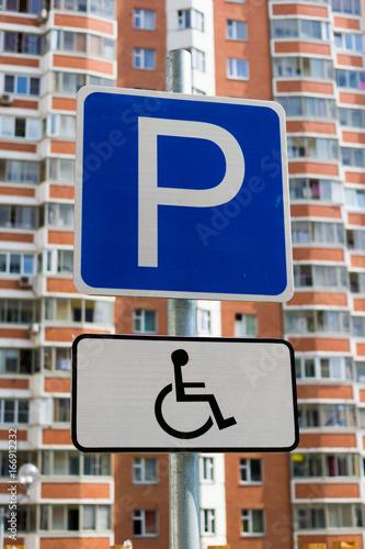 Traffic sign: parking for disabled people