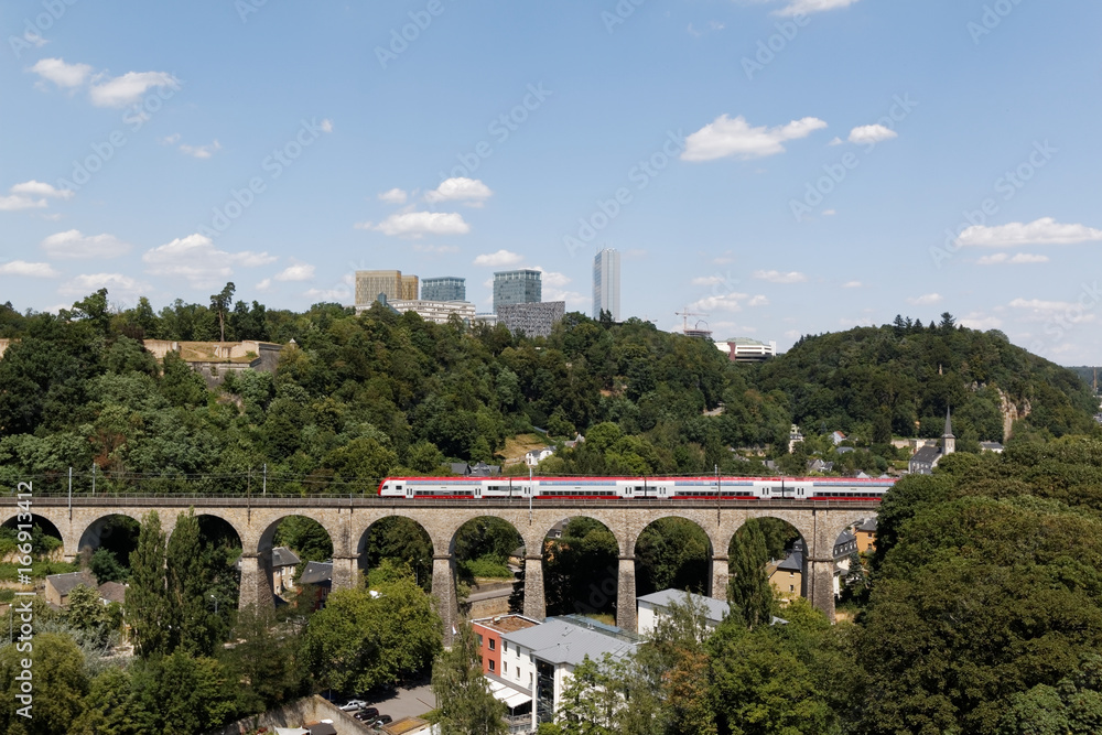 Obraz premium Alte Brücke in der Stadt Luxemburg