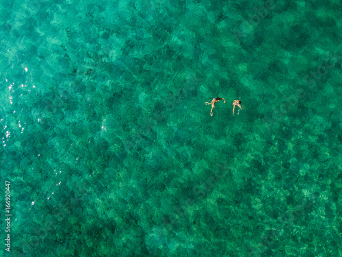 Obraz na plátně Vista aerea di scogli sul mare
